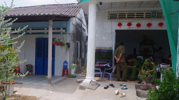 Nhóm người lạ xông vào nhà nổ súng, đâm chém người đang ăn nhậu- Ảnh 3. Nhóm người lạ xông vào nhà nổ súng, đâm chém người đang ăn nhậu- Ảnh 3.