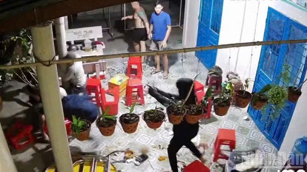Nhóm người lạ xông vào nhà nổ súng, đâm chém người đang ăn nhậu- Ảnh 2. Nhóm người lạ xông vào nhà nổ súng, đâm chém người đang ăn nhậu- Ảnh 2.