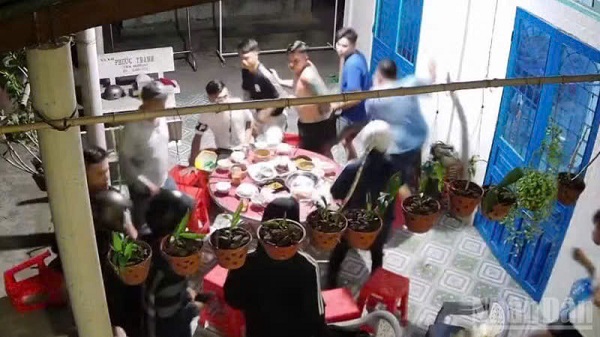 Nhóm người lạ xông vào nhà nổ súng, đâm chém người đang ăn nhậu- Ảnh 1. Nhóm người lạ xông vào nhà nổ súng, đâm chém người đang ăn nhậu- Ảnh 1.