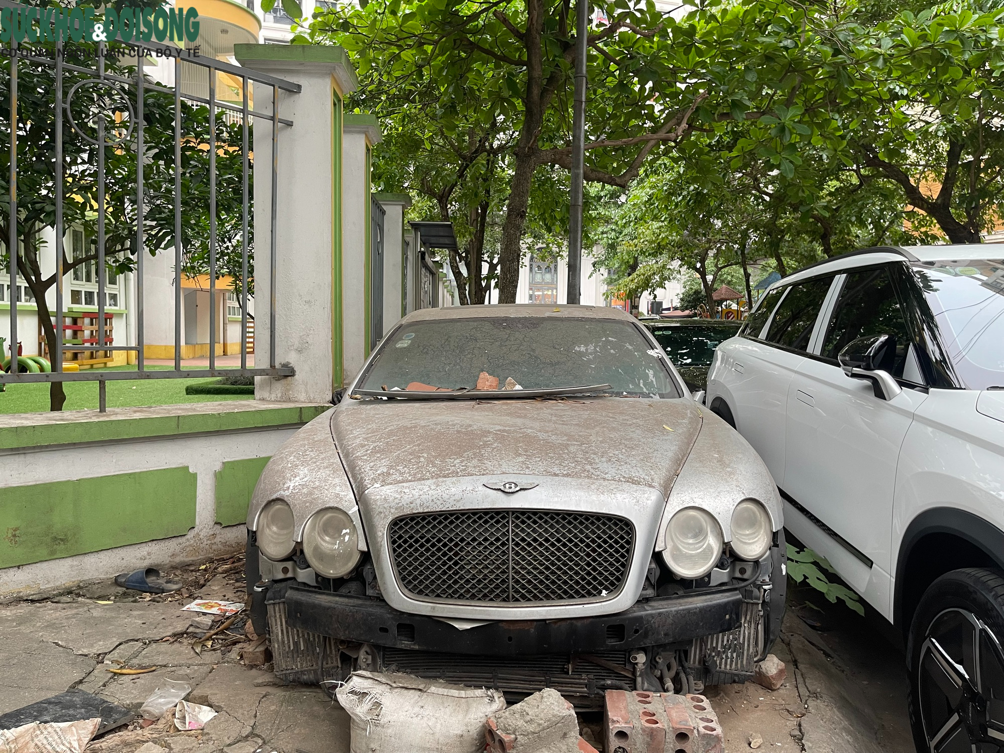 Loạt xe sang bị 'bỏ quên' trên vỉa hè Hà Nội: Từ Mercedes S63 đến Bentley- Ảnh 1.