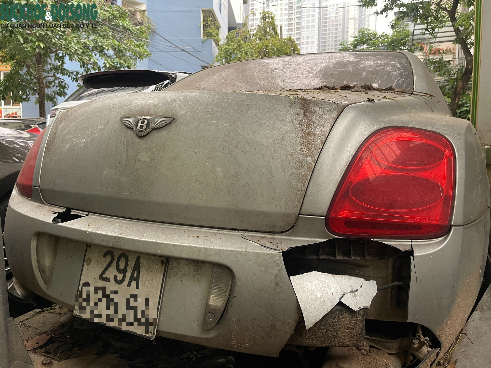 Loạt xe sang bị 'bỏ quên' trên vỉa hè Hà Nội: Từ Mercedes S63 đến Bentley- Ảnh 3.
