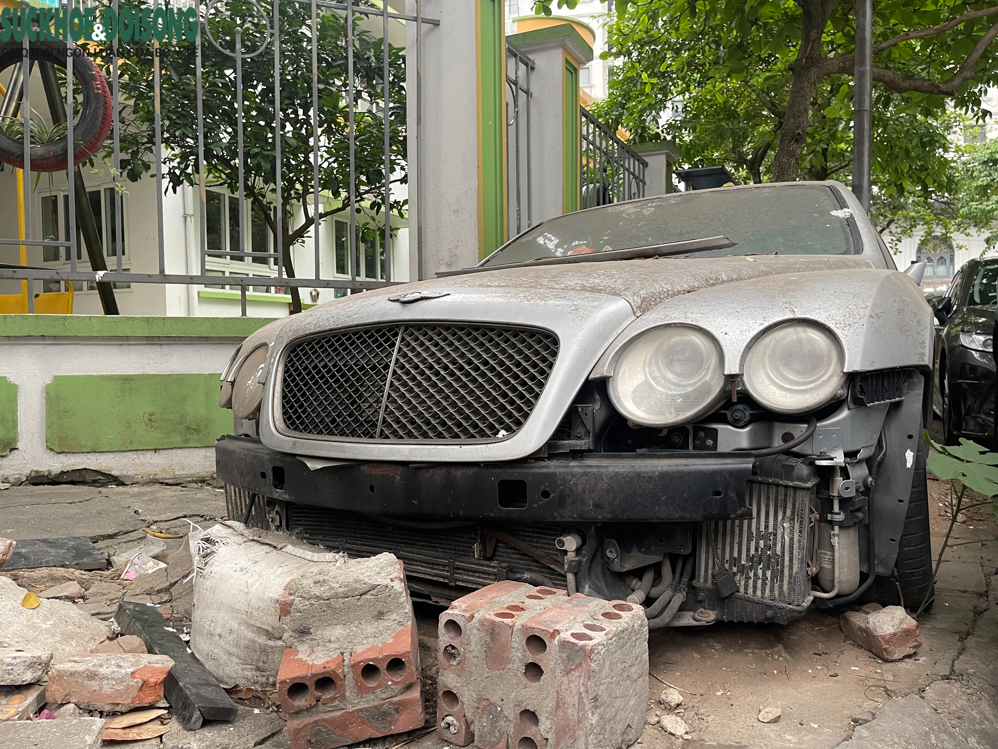 Loạt xe sang bị 'bỏ quên' trên vỉa hè Hà Nội: Từ Mercedes S63 đến Bentley- Ảnh 5.