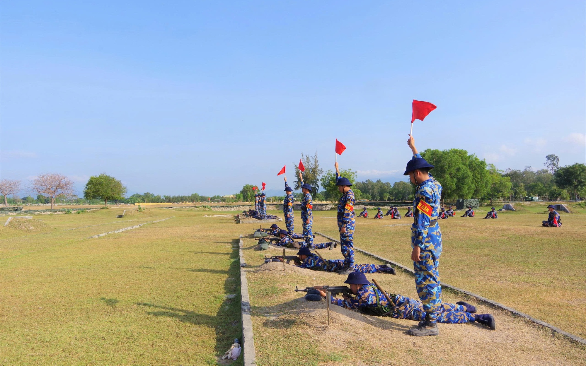 Tổ chức bắn đạn thật cho chiến sĩ mới ở Vùng 4 Hải quân