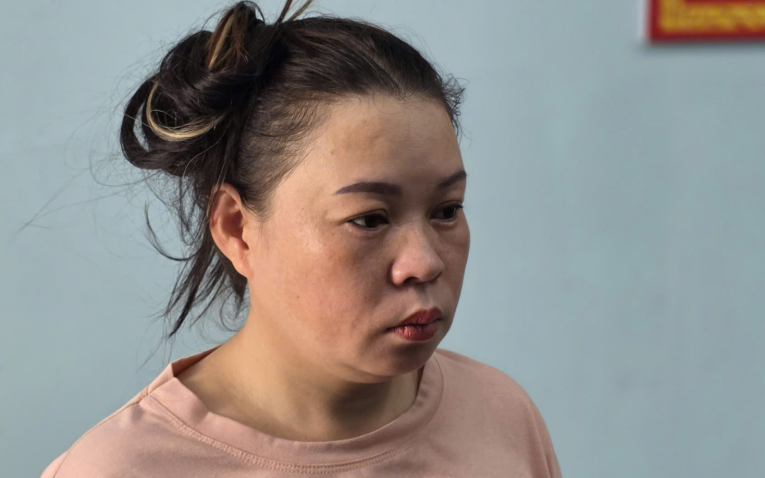 Bắt người phụ nữ hành hung nhân viên gác chắn đường sắt