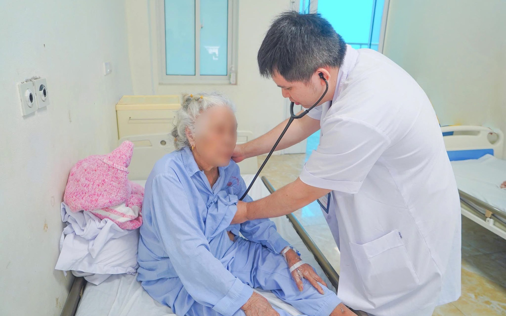 Kỹ thuật đỉnh cao trong can thiệp tim mạch: Mở cơ hội sống cho người bệnh hẹp van động mạch chủ nguy kịch- Ảnh 3. Cụ bà 91 tuổi suy tim nặng được cứu sống ngoạn mục nhờ kỹ thuật thay van động mạch chủ qua da