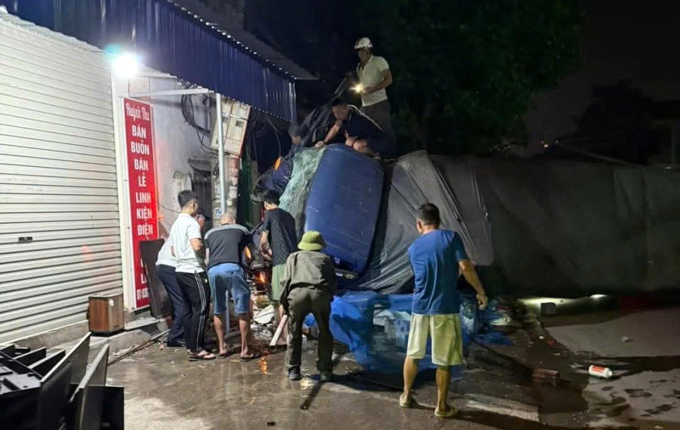 Công an Hải Phòng cứu 2 nạn nhân mắc kẹt trong cabin ô tô đâm vào tường nhà dân lúc rạng sáng- Ảnh 1.