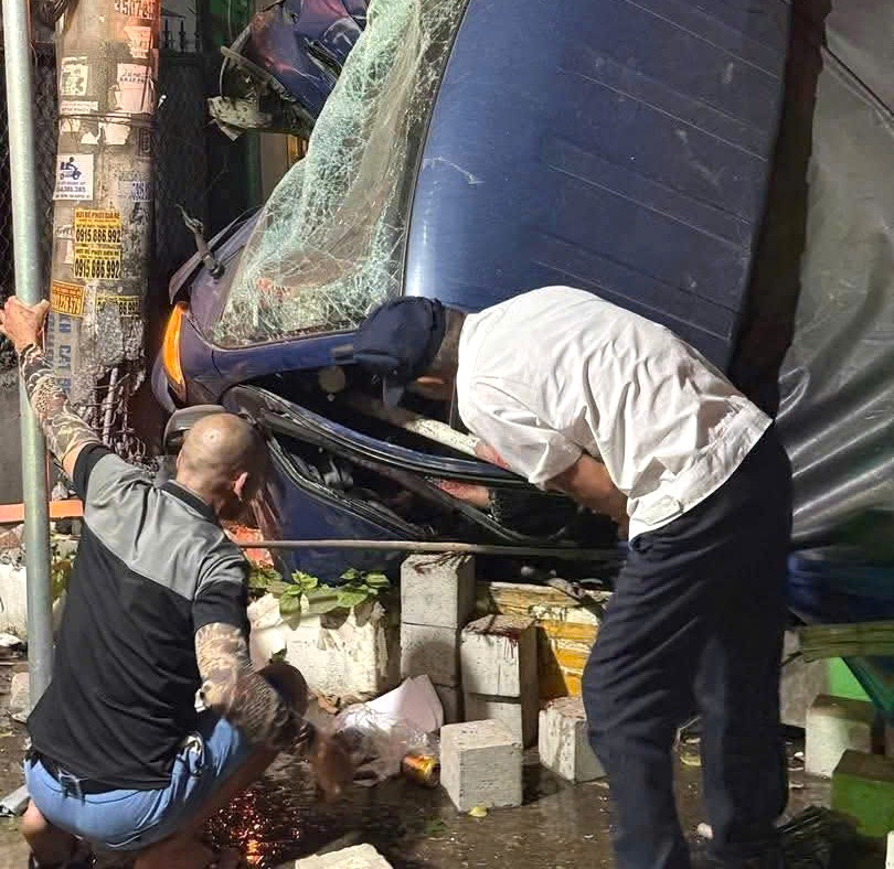 Công an Hải Phòng cứu 2 nạn nhân mắc kẹt trong cabin ô tô đâm vào tường nhà dân lúc rạng sáng- Ảnh 3.