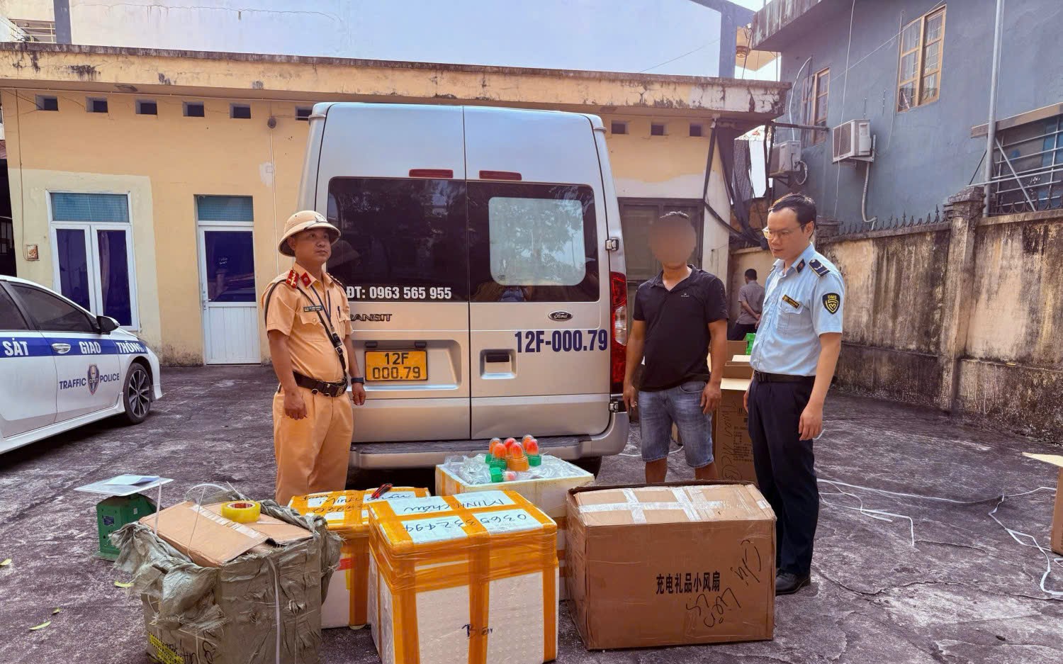 Ngăn chặn hơn 12 tấn chân lợn đông lạnh bốc mùi hôi ra thị trường- Ảnh 2.