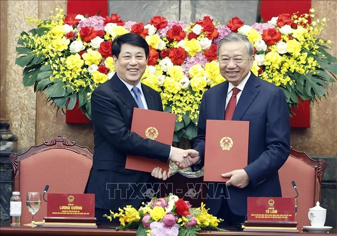 Bàn giao công tác giữa Tổng Bí thư, Chủ tịch nước Tô Lâm và nguyên Chủ tịch nước Lương Cường- Ảnh 1.