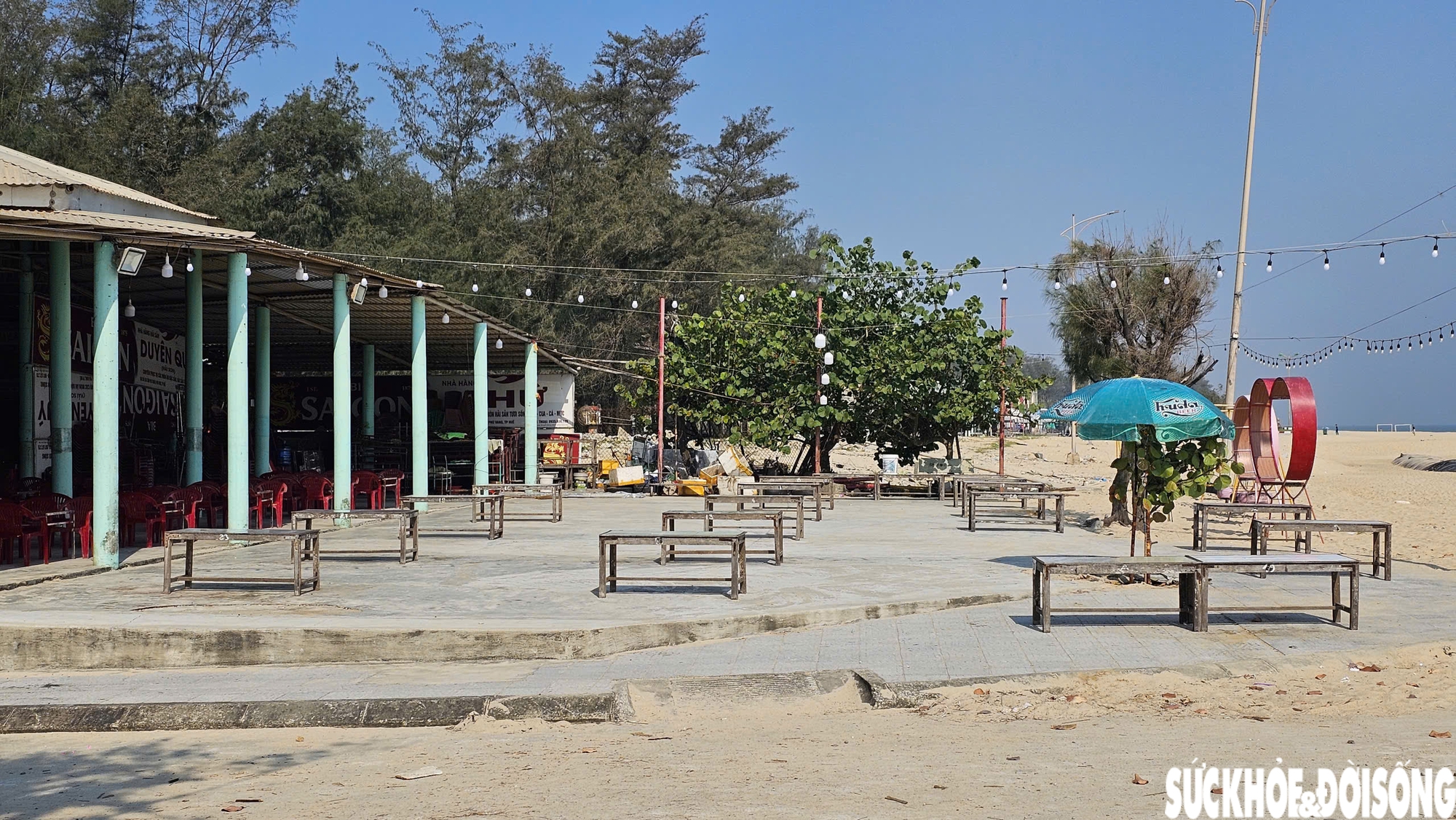 Oằn mình vượt qua nhiều đợt mưa bão, bãi biển nổi tiếng ở Huế vào mùa đón khách- Ảnh 1.