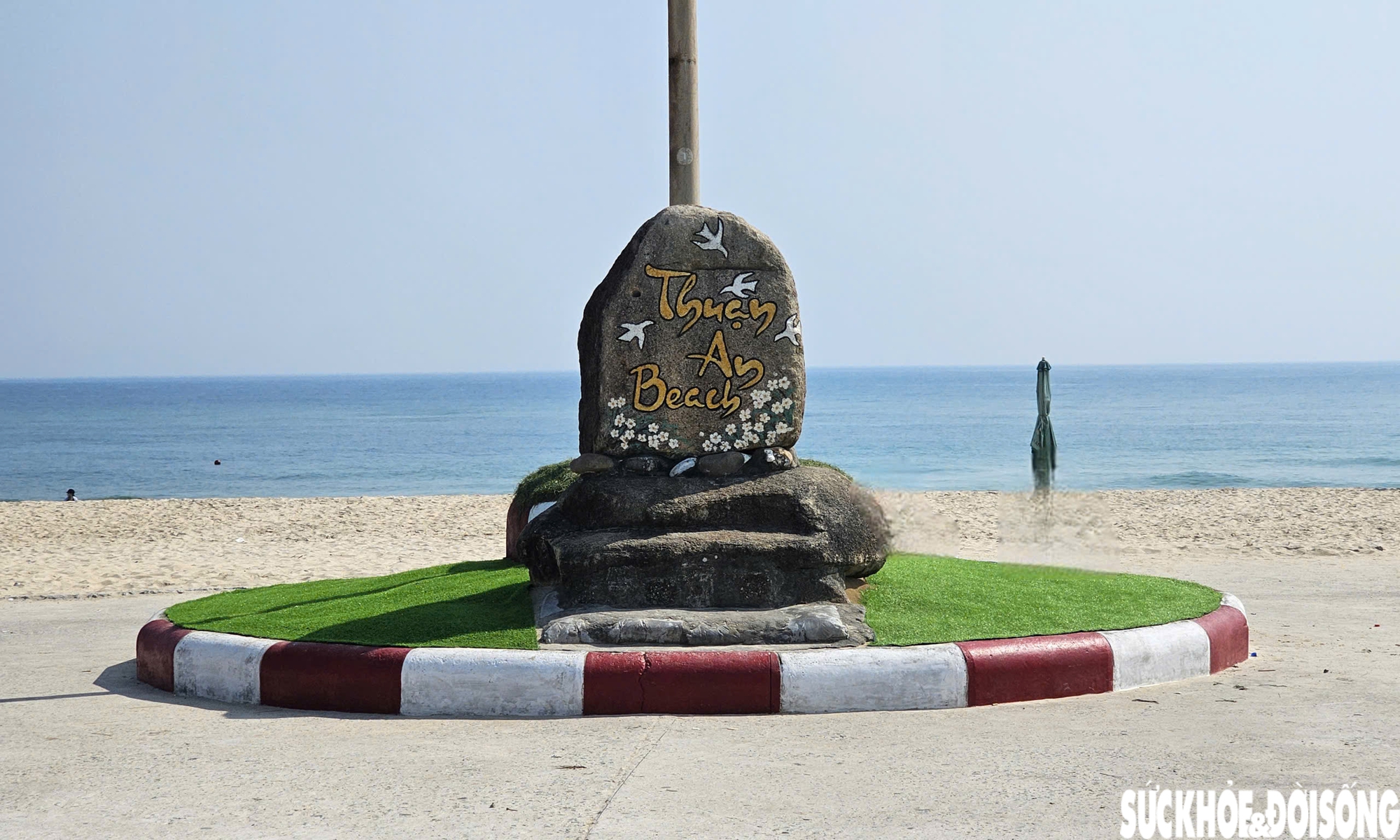 Oằn mình vượt qua nhiều đợt mưa bão, bãi biển nổi tiếng ở Huế vào mùa đón khách- Ảnh 4.