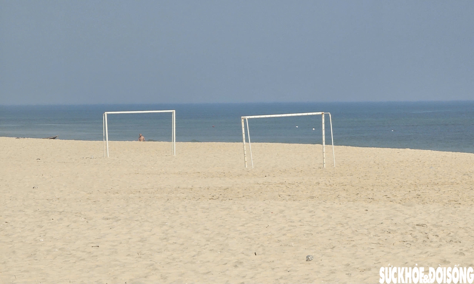 Oằn mình vượt qua nhiều đợt mưa bão, bãi biển nổi tiếng ở Huế vào mùa đón khách- Ảnh 6.