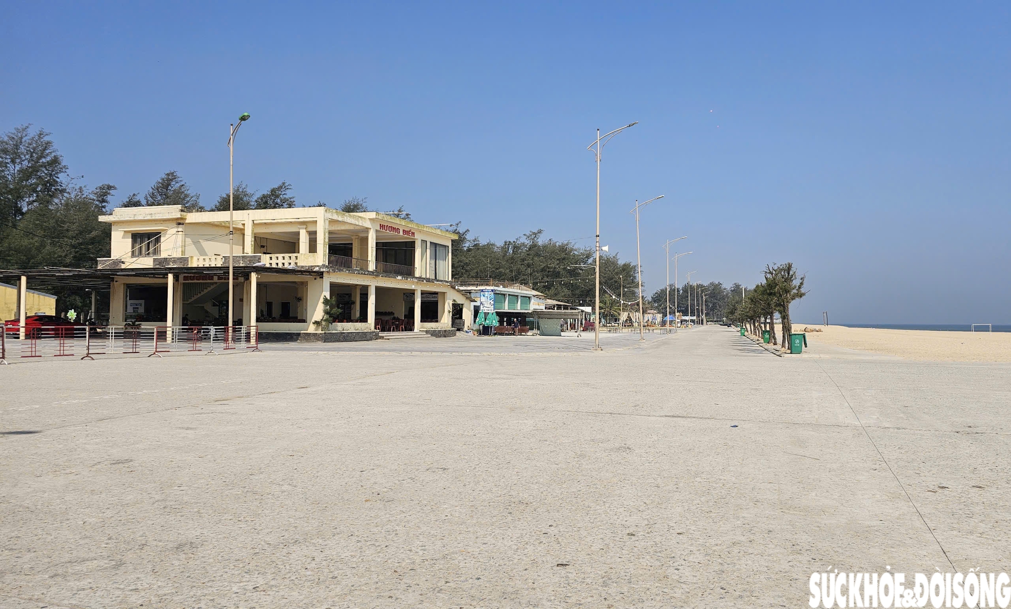 Oằn mình vượt qua nhiều đợt mưa bão, bãi biển nổi tiếng ở Huế vào mùa đón khách- Ảnh 9.