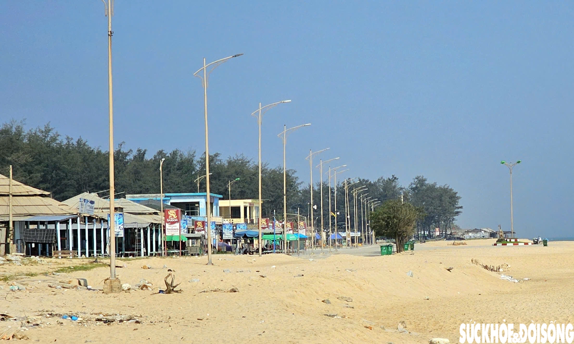 Oằn mình vượt qua nhiều đợt mưa bão, bãi biển nổi tiếng ở Huế vào mùa đón khách- Ảnh 14.