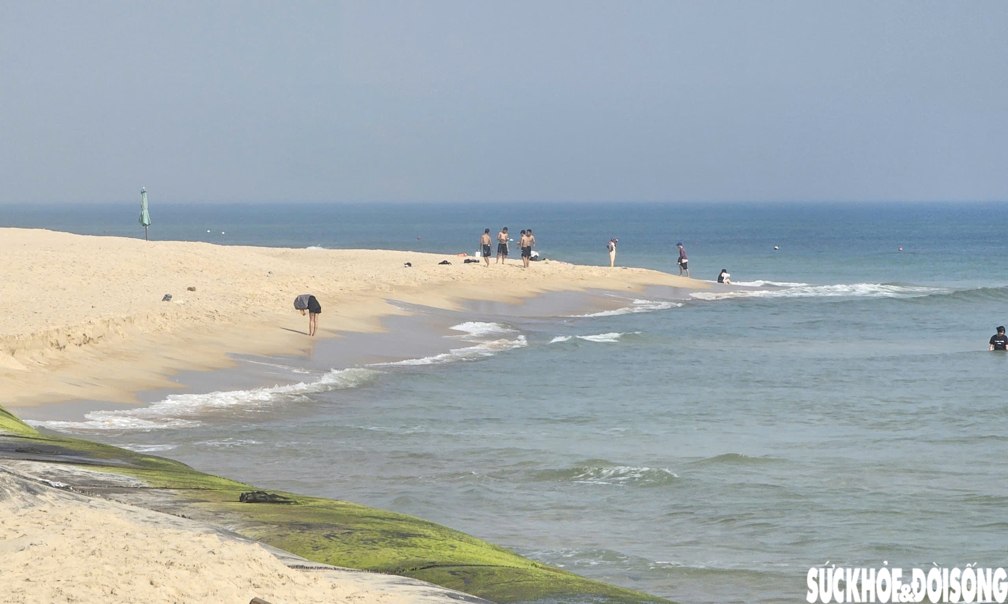 Oằn mình vượt qua nhiều đợt mưa bão, bãi biển nổi tiếng ở Huế vào mùa đón khách- Ảnh 7.