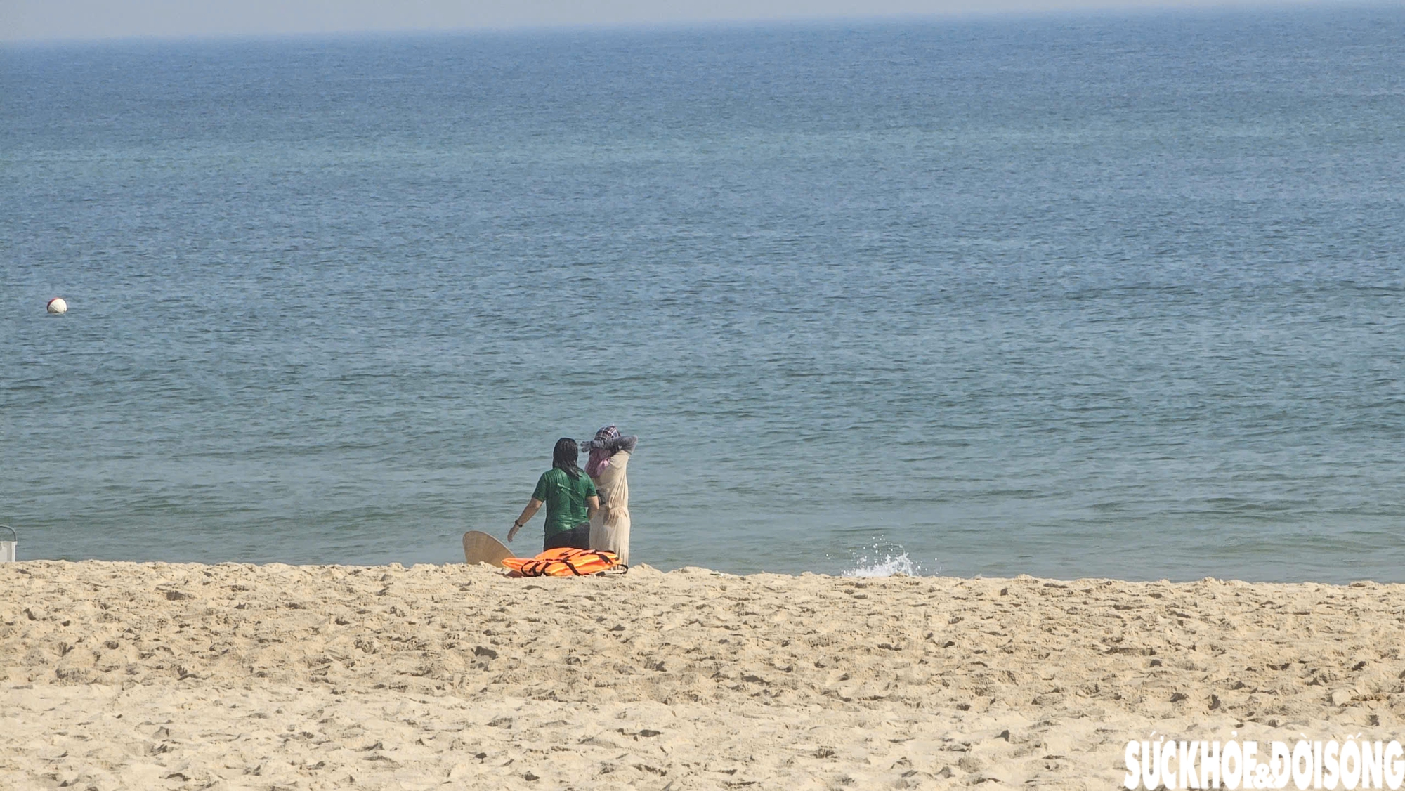 Oằn mình vượt qua nhiều đợt mưa bão, bãi biển nổi tiếng ở Huế vào mùa đón khách- Ảnh 8.