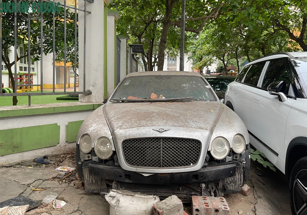 Xe sang 'bỏ quên' trên vỉa hè Hà Nội: Quy định của pháp luật xử lý ra sao?- Ảnh 2.