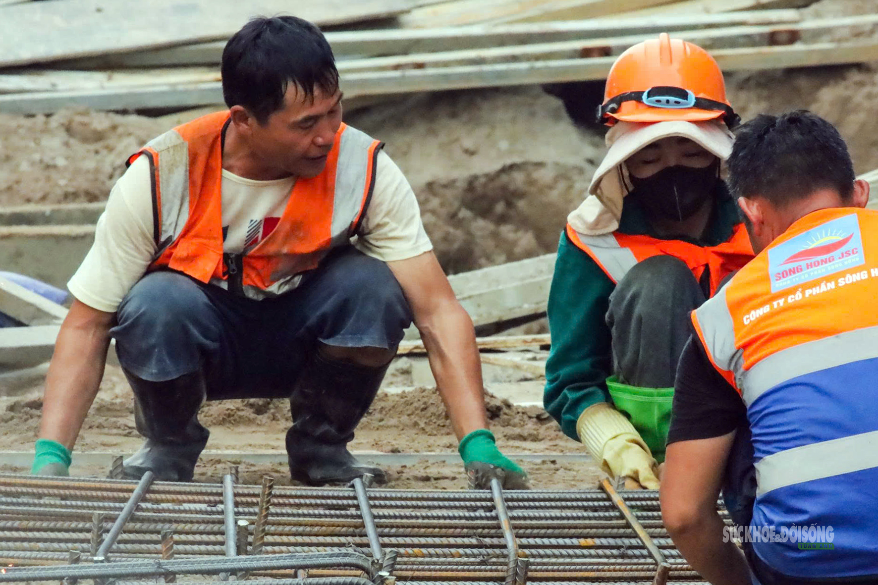 Giữa thời tiết oi nóng, công nhân hối hả thi công Vành đai 2,5- Ảnh 1.