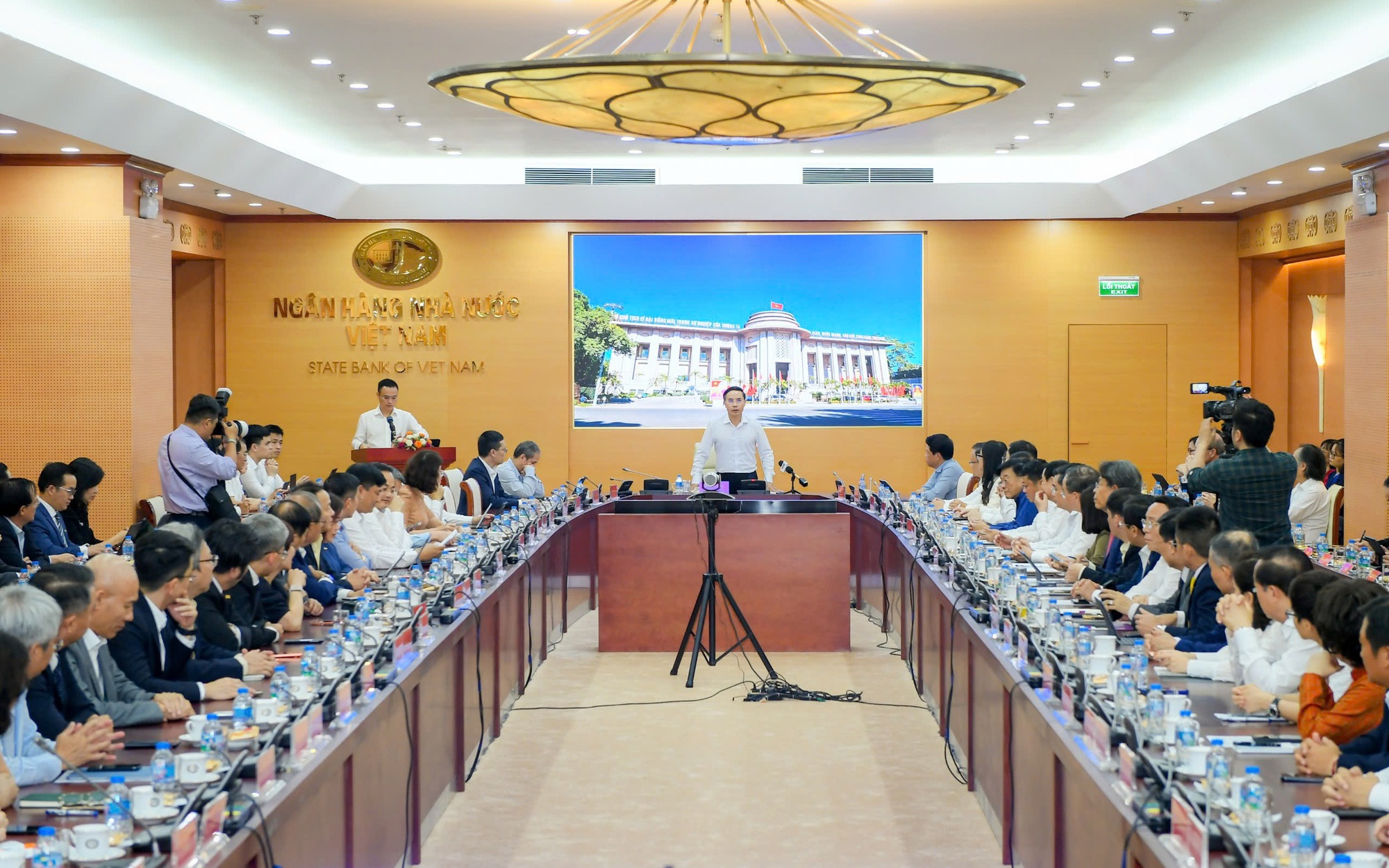 Ngân hàng Nhà nước yêu cầu kiểm tra việc giảm lãi suất- Ảnh 1. Các ngân hàng thương mại giảm lãi suất sau 9/4