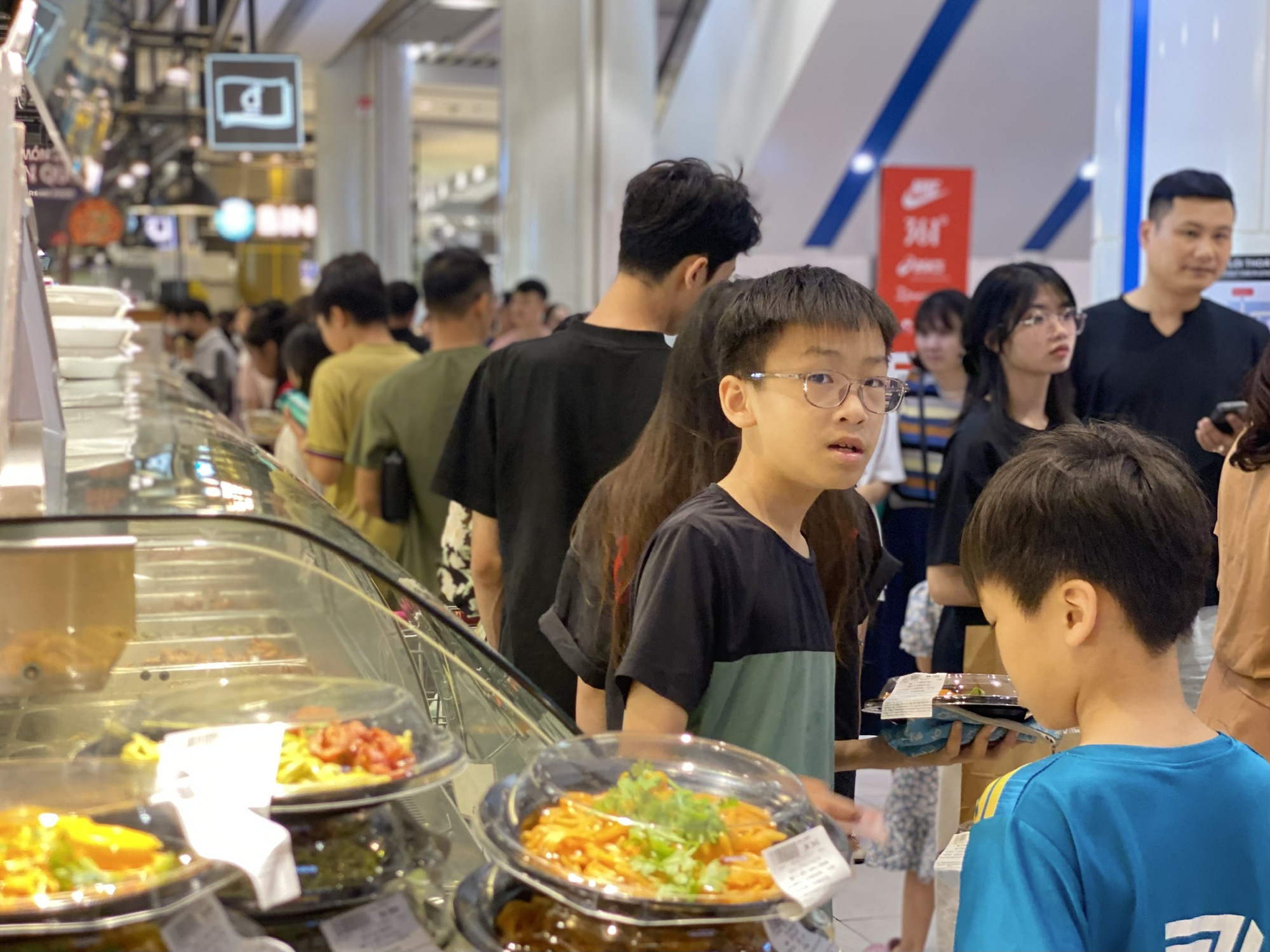 Hàng ăn, quán nước chật kín khách xếp hàng dịp nghỉ lễ 30/4 – 1/5/2026- Ảnh 5.