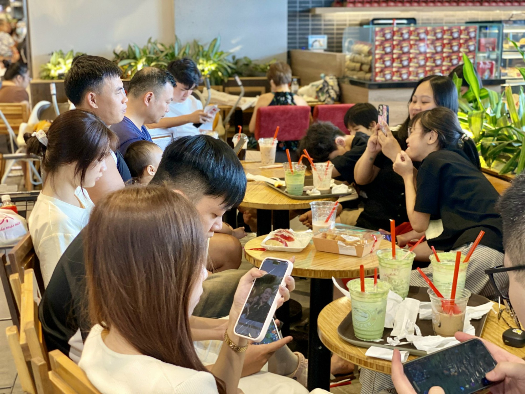 Hàng ăn, quán nước chật kín khách xếp hàng dịp nghỉ lễ 30/4 – 1/5/2026- Ảnh 15.