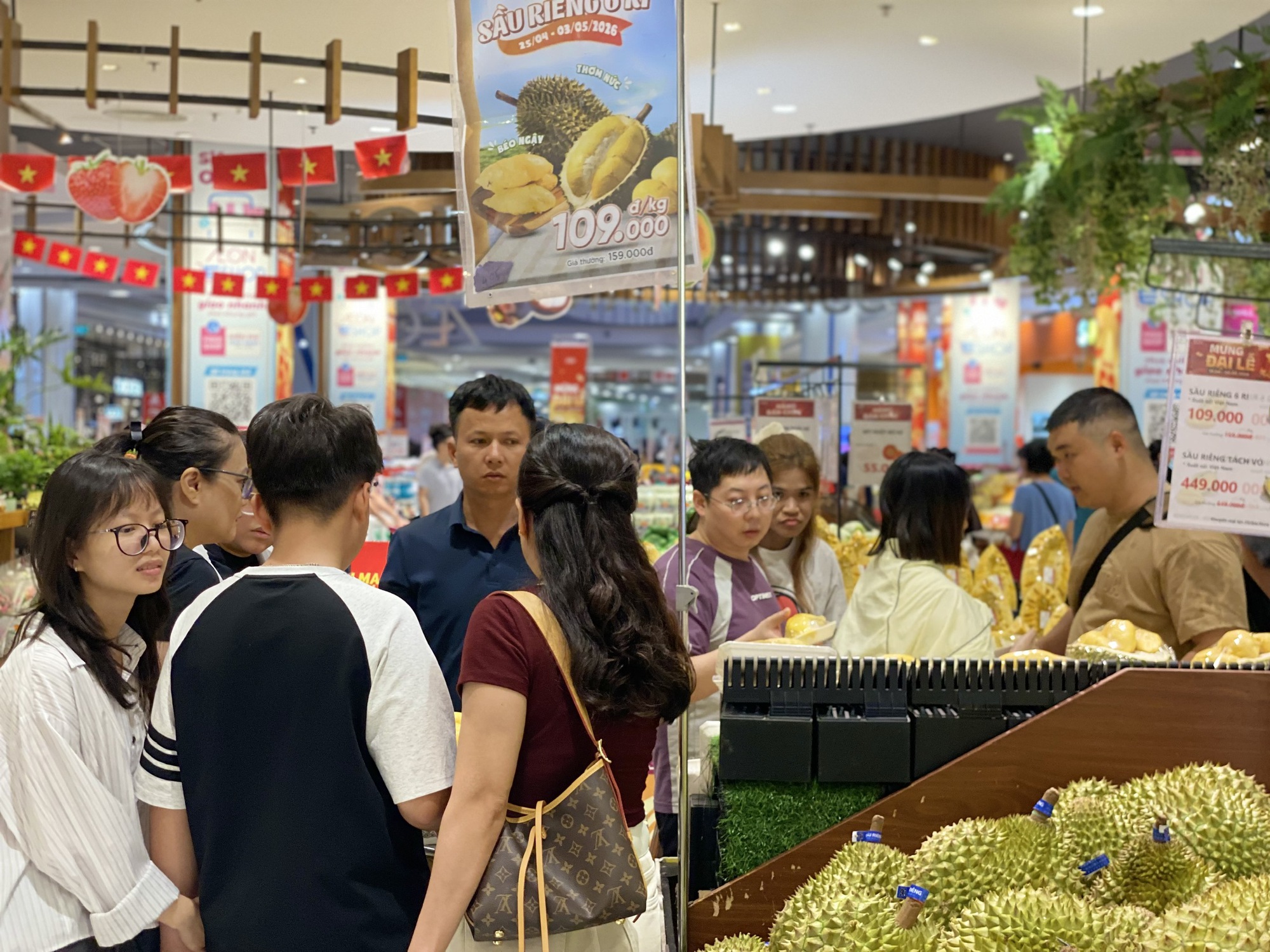 Hàng ăn, quán nước chật kín khách xếp hàng dịp nghỉ lễ 30/4 – 1/5/2026- Ảnh 12.