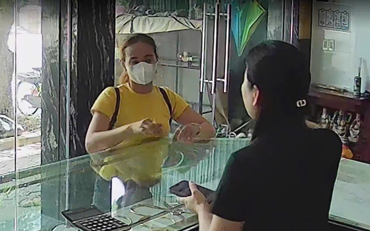 Công an truy tìm cặp đôi cướp vàng giữa ban ngày