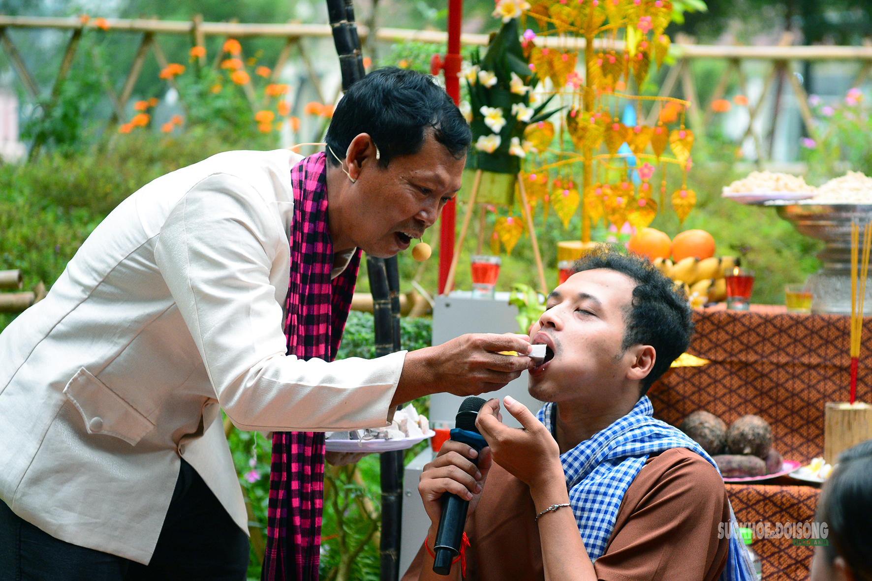 Đồng bào Khmer cúng Trăng, đút cốm dẹp trong lễ Ok Om Bok- Ảnh 8.