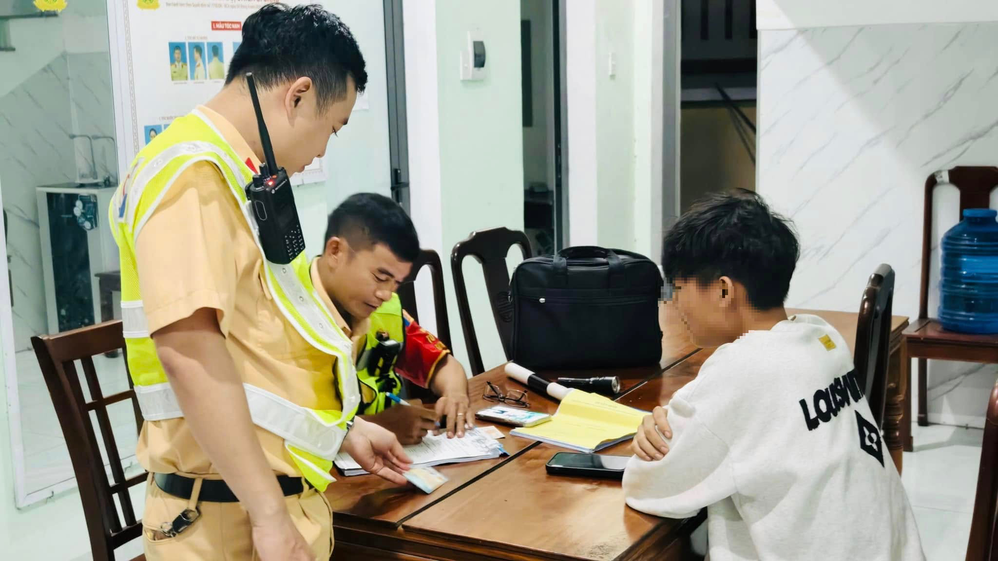 Xuyên đêm tuần tra, giữ bình yên phố phường xứ Huế dịp nghỉ lễ- Ảnh 2.