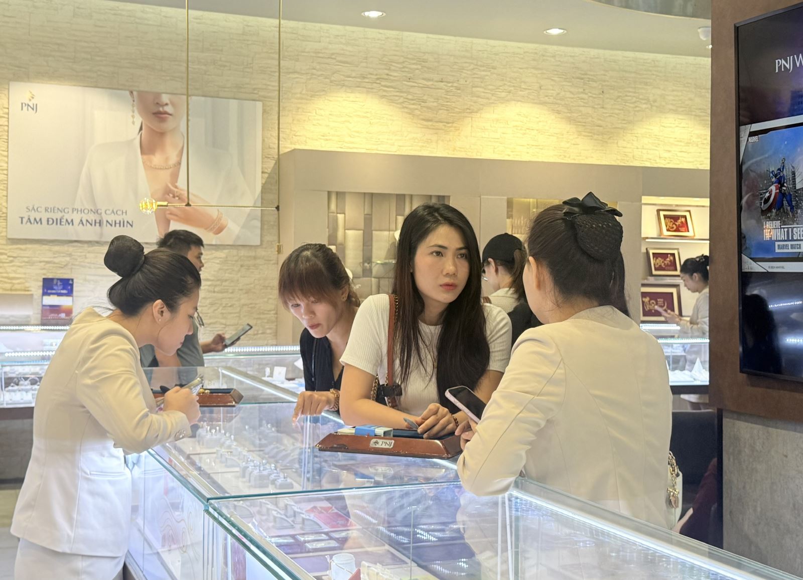 Ngày 1/5, giá vàng giảm nhẹ, sức mua trầm lắng- Ảnh 1.