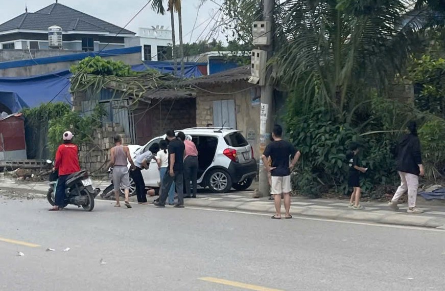 Ô tô tông xe máy, hai vợ chồng thương vong- Ảnh 1.