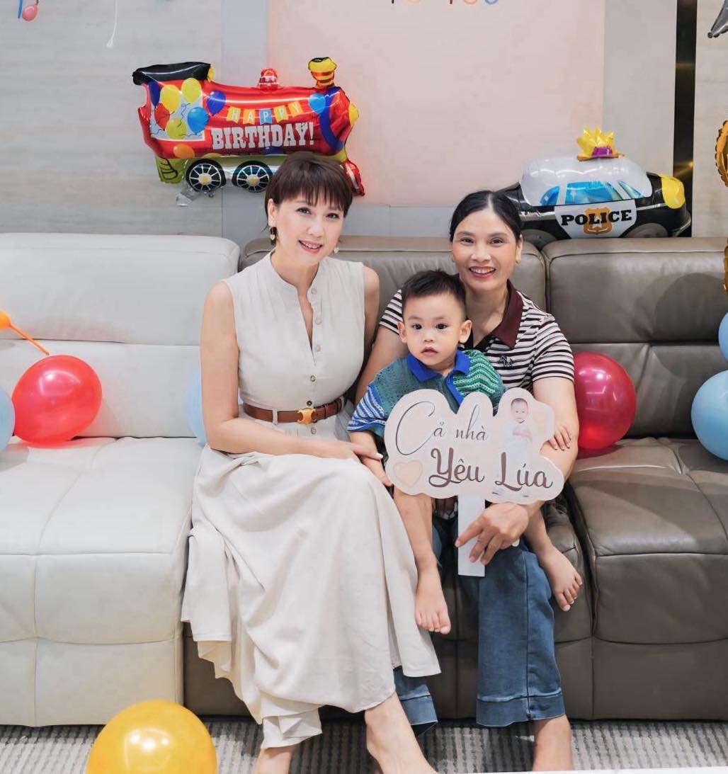 Xuất hiện cùng bà thông gia, mẹ vợ Đoàn Văn Hậu vẫn thu hút mọi ánh nhìn- Ảnh 1.