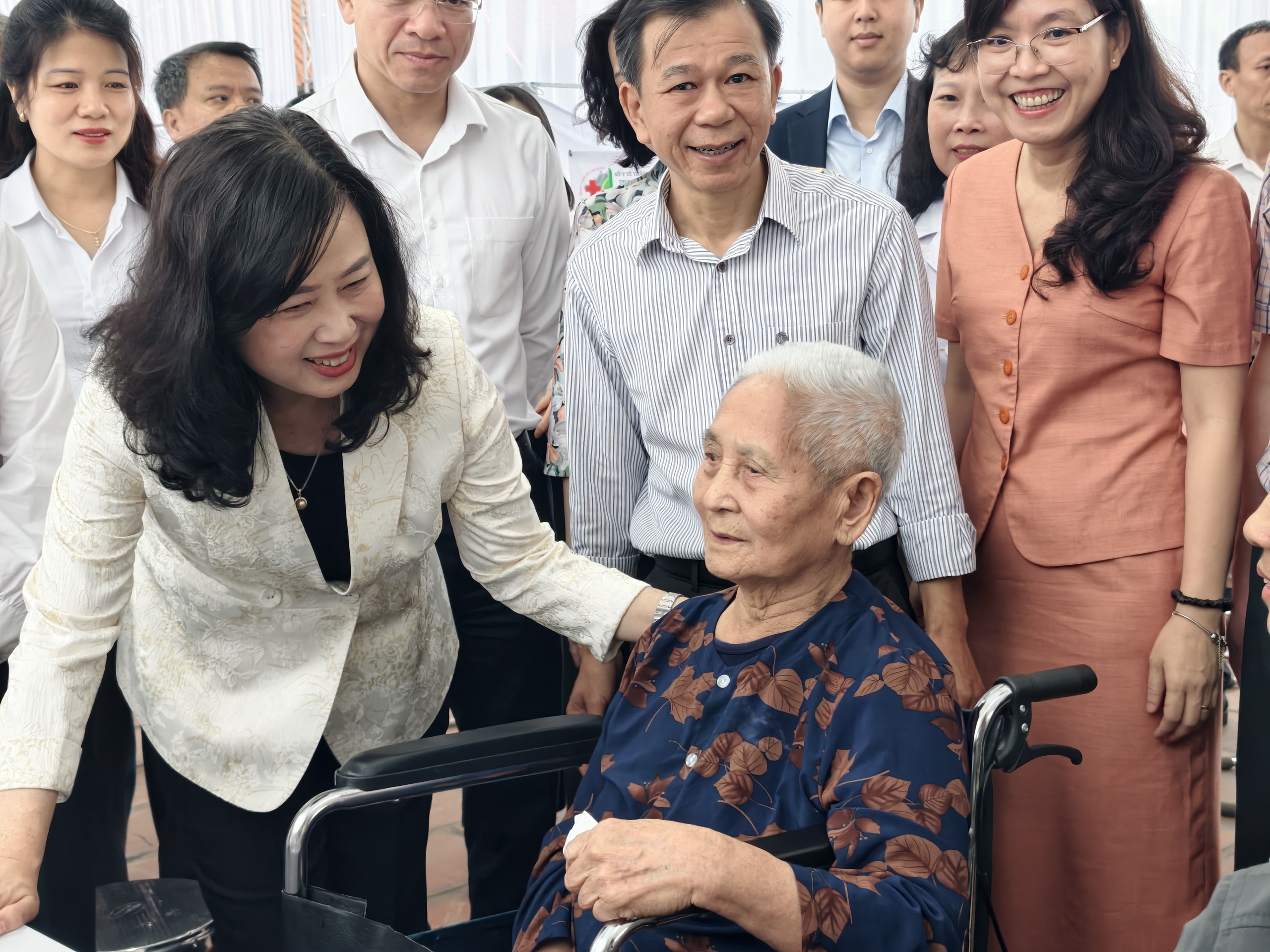 Bộ trưởng Đào Hồng Lan dự chương trình khám bệnh miễn phí 'Vì một Việt Nam khỏe mạnh hơn 2026' tại Hải Phòng- Ảnh 5. Bộ trưởng Đào Hồng Lan dự chương trình khám bệnh miễn phí 'Vì một Việt Nam khỏe mạnh hơn 2026' tại Hải Phòng- Ảnh 5.