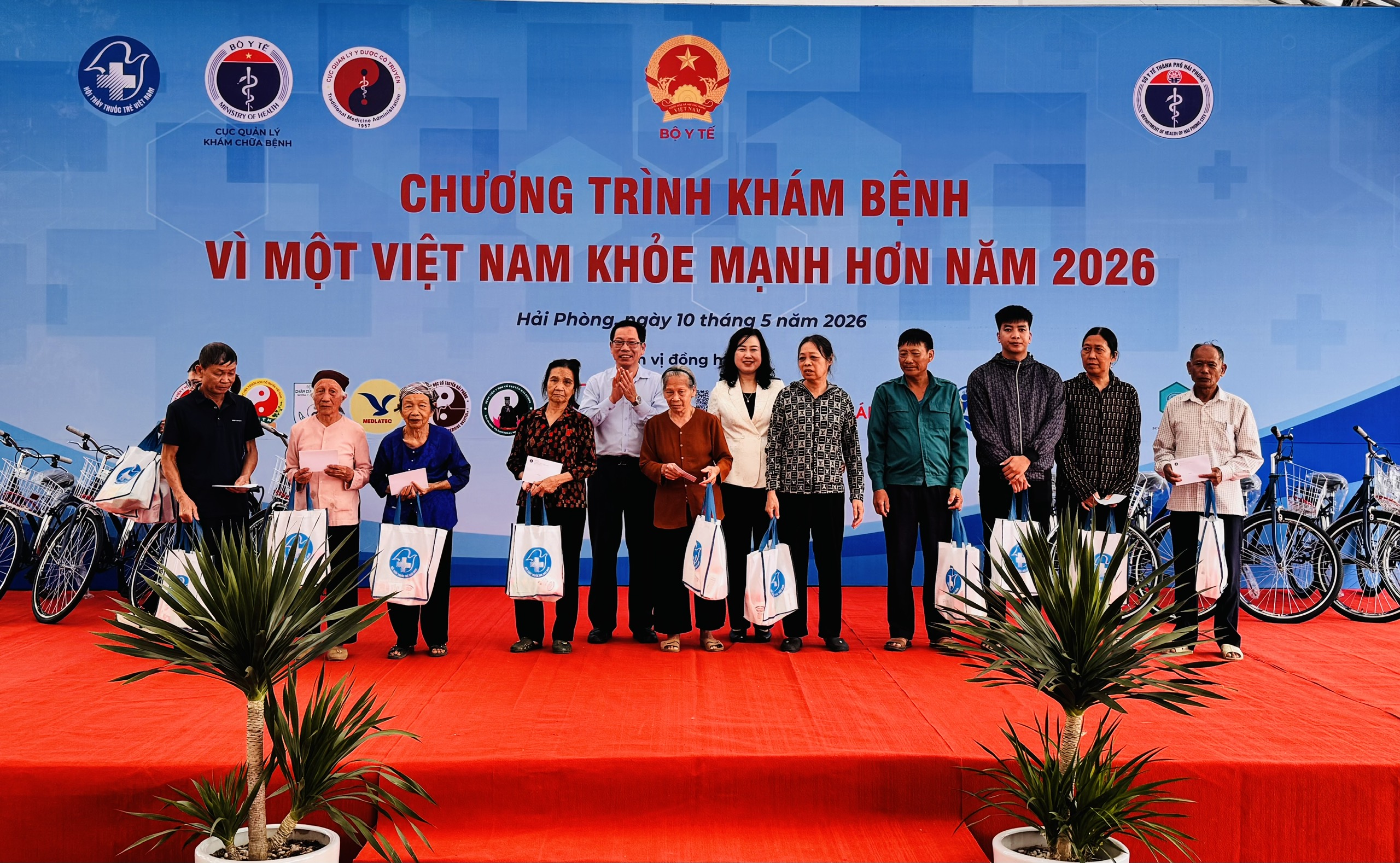 Bộ trưởng Đào Hồng Lan dự chương trình khám bệnh miễn phí 'Vì một Việt Nam khỏe mạnh hơn 2026' tại Hải Phòng- Ảnh 4. Bộ trưởng Đào Hồng Lan dự chương trình khám bệnh miễn phí 'Vì một Việt Nam khỏe mạnh hơn 2026' tại Hải Phòng- Ảnh 4.