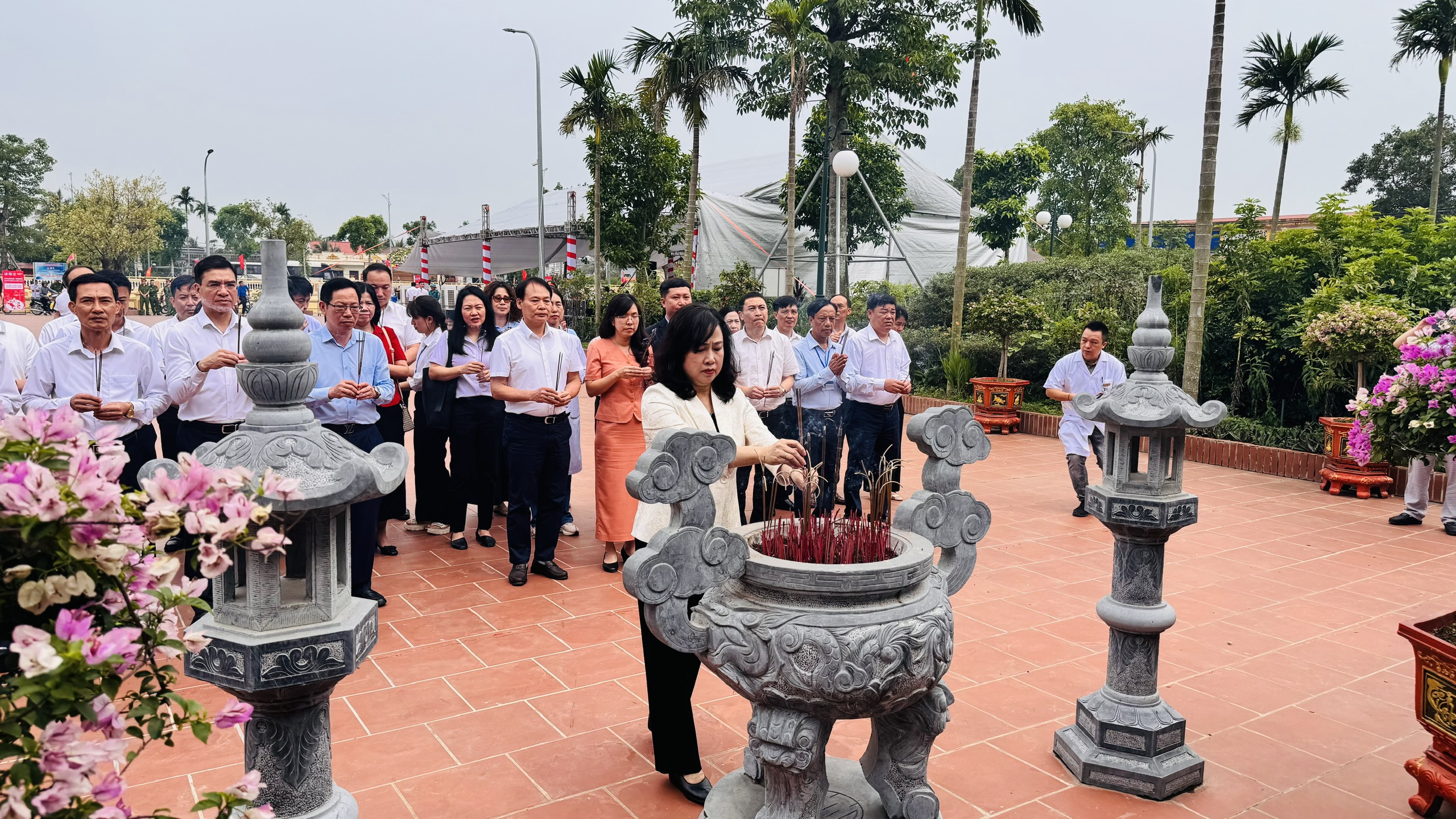 Bộ trưởng Đào Hồng Lan dự chương trình khám bệnh miễn phí 'Vì một Việt Nam khỏe mạnh hơn 2026' tại Hải Phòng- Ảnh 1. Bộ trưởng Đào Hồng Lan dự chương trình khám bệnh miễn phí 'Vì một Việt Nam khỏe mạnh hơn 2026' tại Hải Phòng- Ảnh 1.