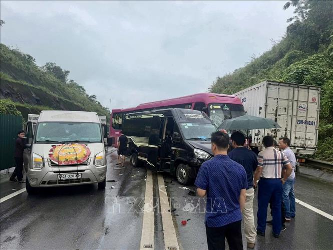 Va chạm liên hoàn gây ùn tắc cục bộ trên cao tốc Nội Bài - Lào Cai- Ảnh 2. Va chạm liên hoàn gây ùn tắc cục bộ trên cao tốc Nội Bài - Lào Cai- Ảnh 2.