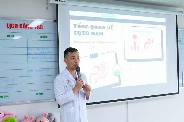 Khám, phẫu thuật nhân đạo cho bé trai bất thường bộ phận sinh dục- Ảnh 1.