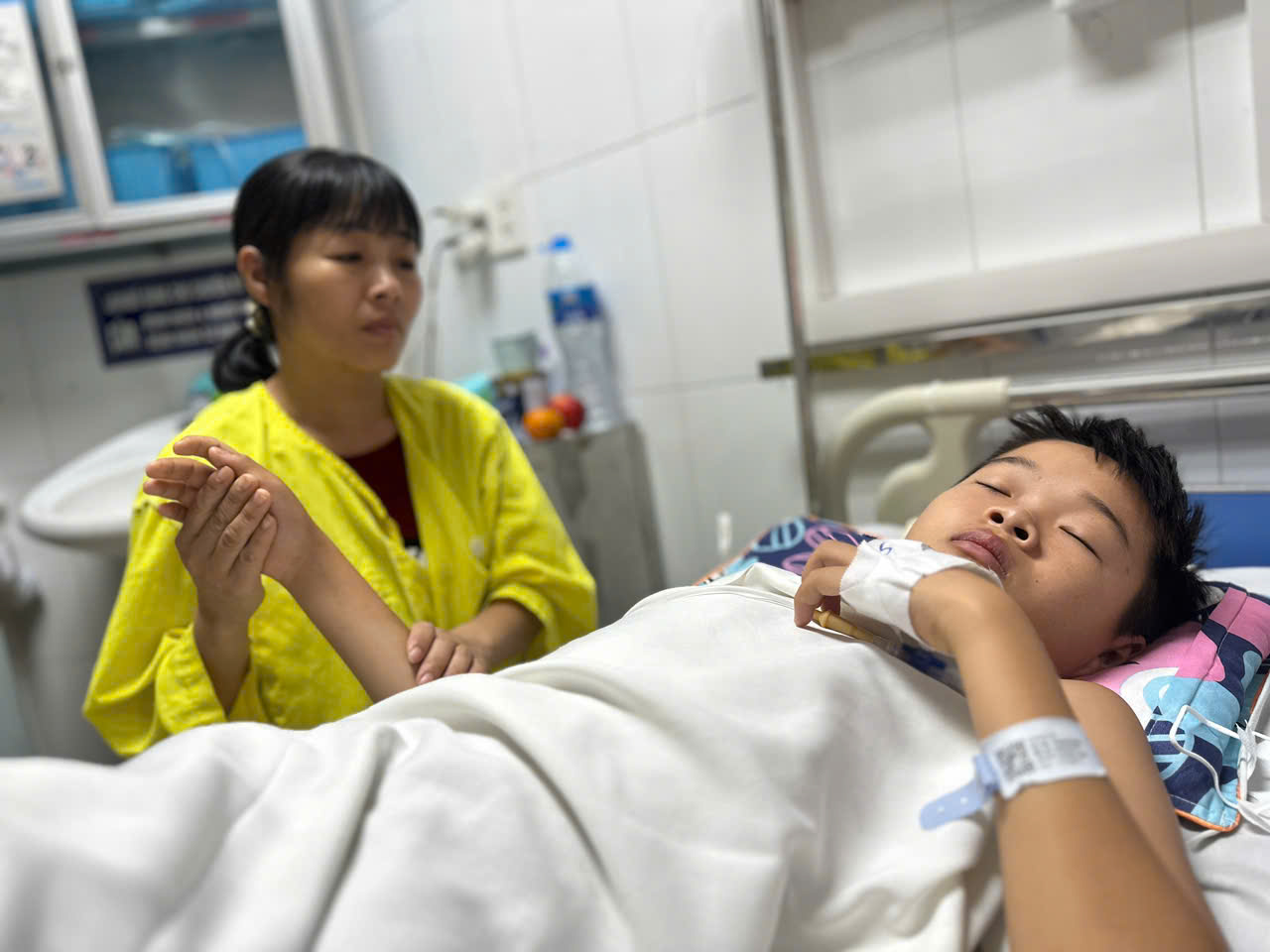 Xót xa hoàn cảnh nam sinh lớp 8 mất bố vì ung thư, giờ lại nguy kịch vì xuất huyết não sau tai nạn bất ngờ- Ảnh 1.
