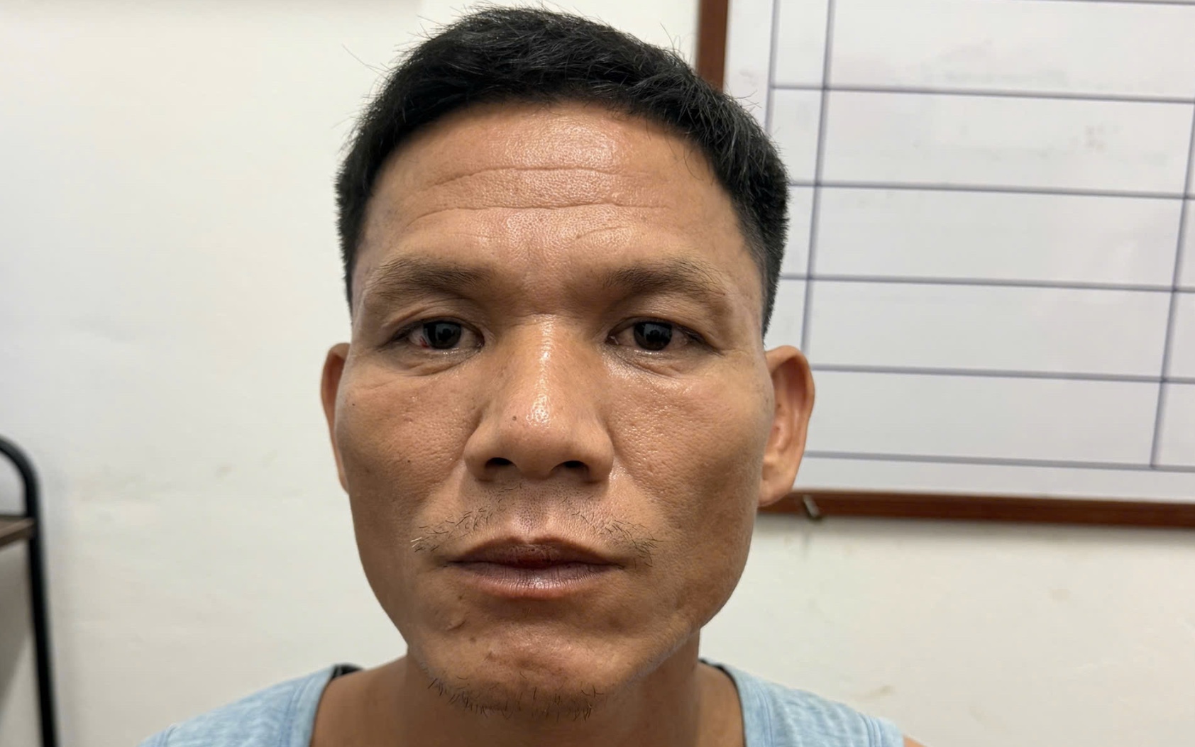 Tạm giữ đối tượng lợi dụng giải bùa 'Tứ Phủ' tại điện thờ để hiếp dâm- Ảnh 2. Tạm giữ đối tượng lợi dụng giải bùa 'Tứ Phủ' tại điện thờ để hiếp dâm- Ảnh 2.