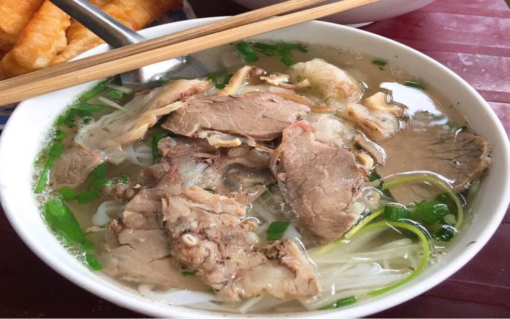 Phở cuốn: Biến tấu món phở thanh mát giúp giảm cân, giữ dáng- Ảnh 3. Phở bò chín: Lợi ích dinh dưỡng và lưu ý khi ăn