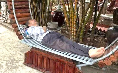 Sự thật bất ngờ về 'người lạ' cầm dao đột nhập nhà dân lúc rạng sáng - Ảnh 2.