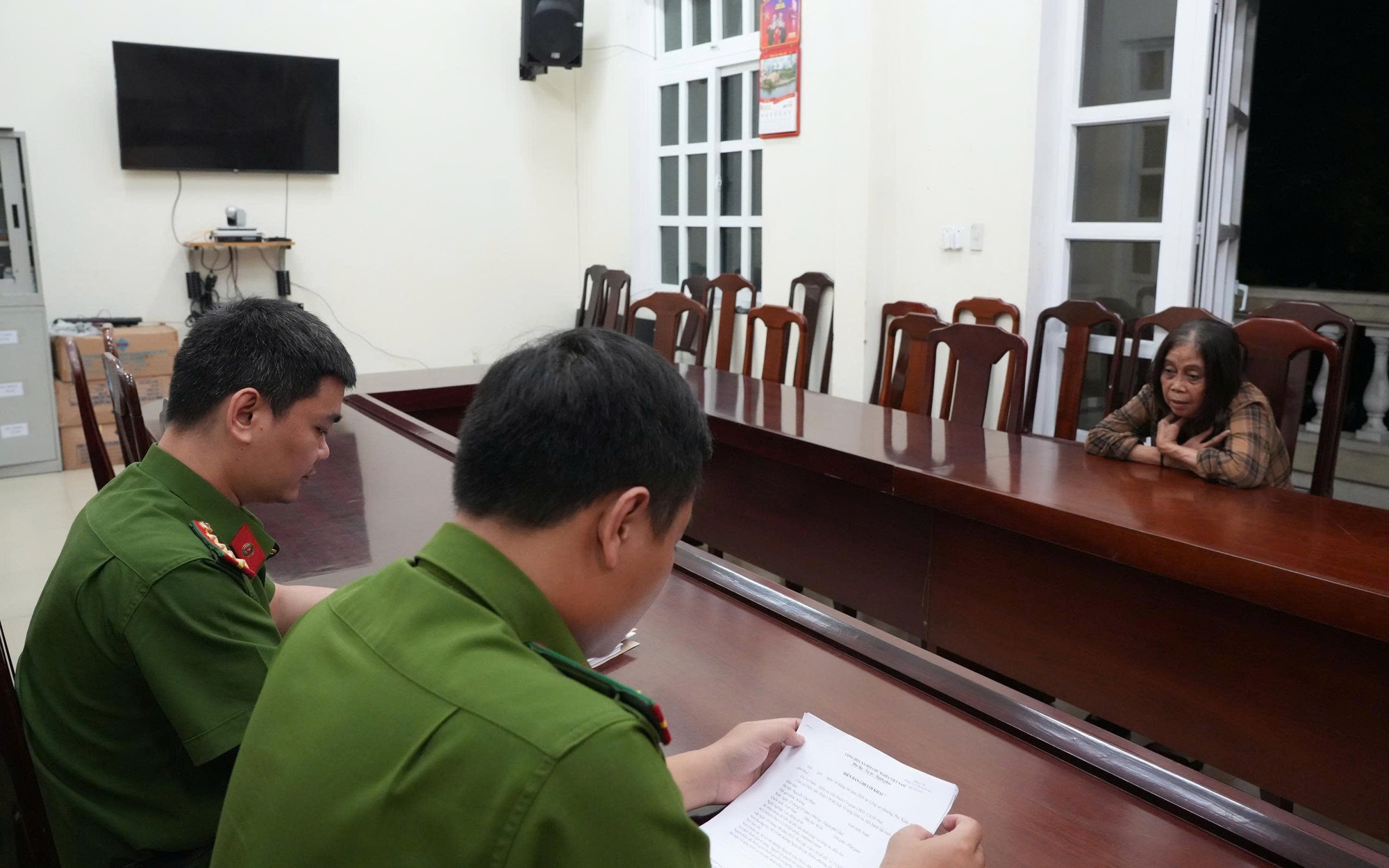 Dùng app ngân hàng giả lừa rút tiền mặt của chủ tiệm tạp hoá- Ảnh 2.