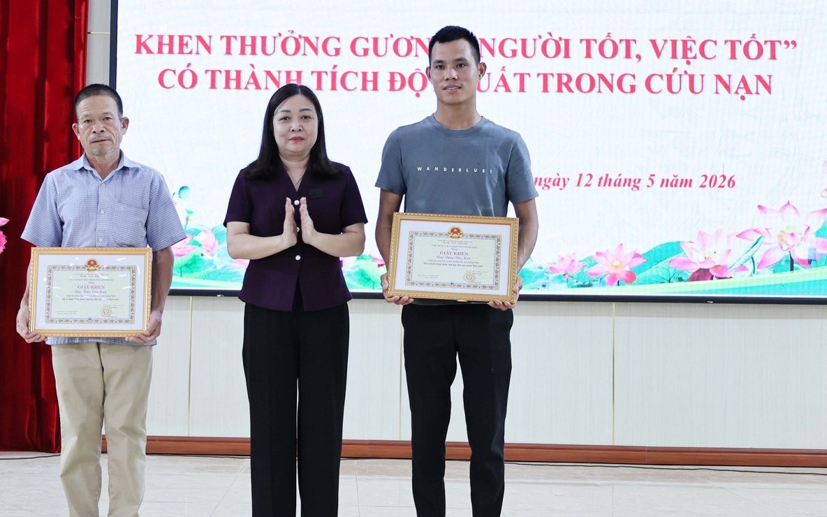 Khen thưởng 2 người cứu bé trai 10 tuổi đuối nước dưới ao