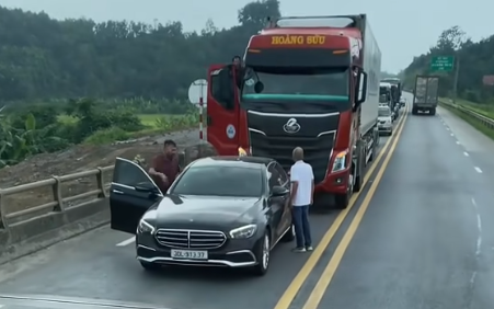 Bất ngờ lý do xe Mercedes chặn đầu phương tiện khác trên cao tốc Nội Bài - Lào Cai
