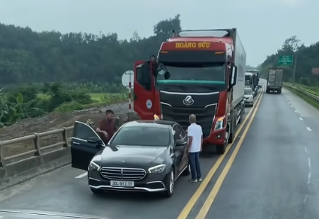 xe Mercedes chặn đầu phương tiện trên cao tốc