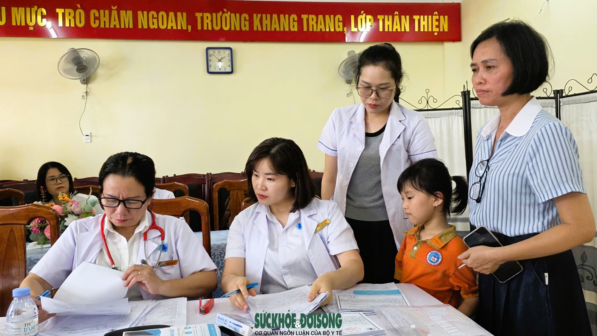 Bệnh viện Nhi Hải Phòng khám sức khỏe miễn phí cho hơn 1000 học sinh tiểu học - Ảnh 2.
