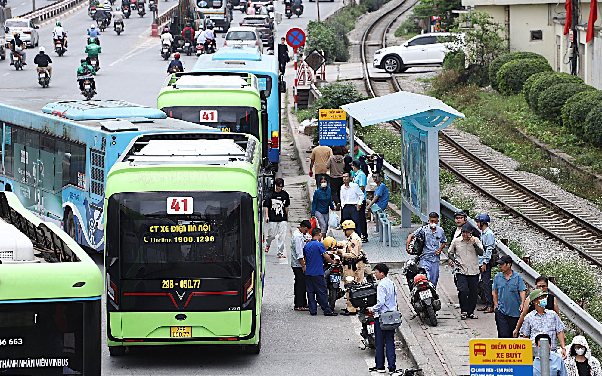 Bất ngờ lý do xe Mercedes chặn đầu phương tiện khác trên cao tốc Nội Bài - Lào Cai- Ảnh 1.