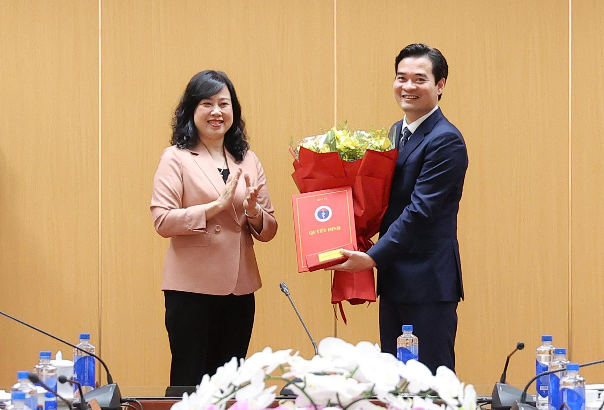 Bộ trưởng Bộ Y tế Đào Hồng Lan trao quyết định bổ nhiệm Cục trưởng Cục An toàn thực phẩm- Ảnh 1.