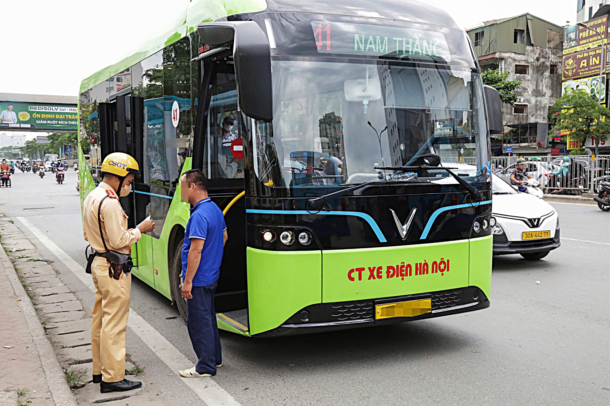 CSGT xử lý hàng loạt tài xế taxi, xe buýt vi phạm dừng đỗ khu vực Bệnh viện Bạch Mai- Ảnh 2.