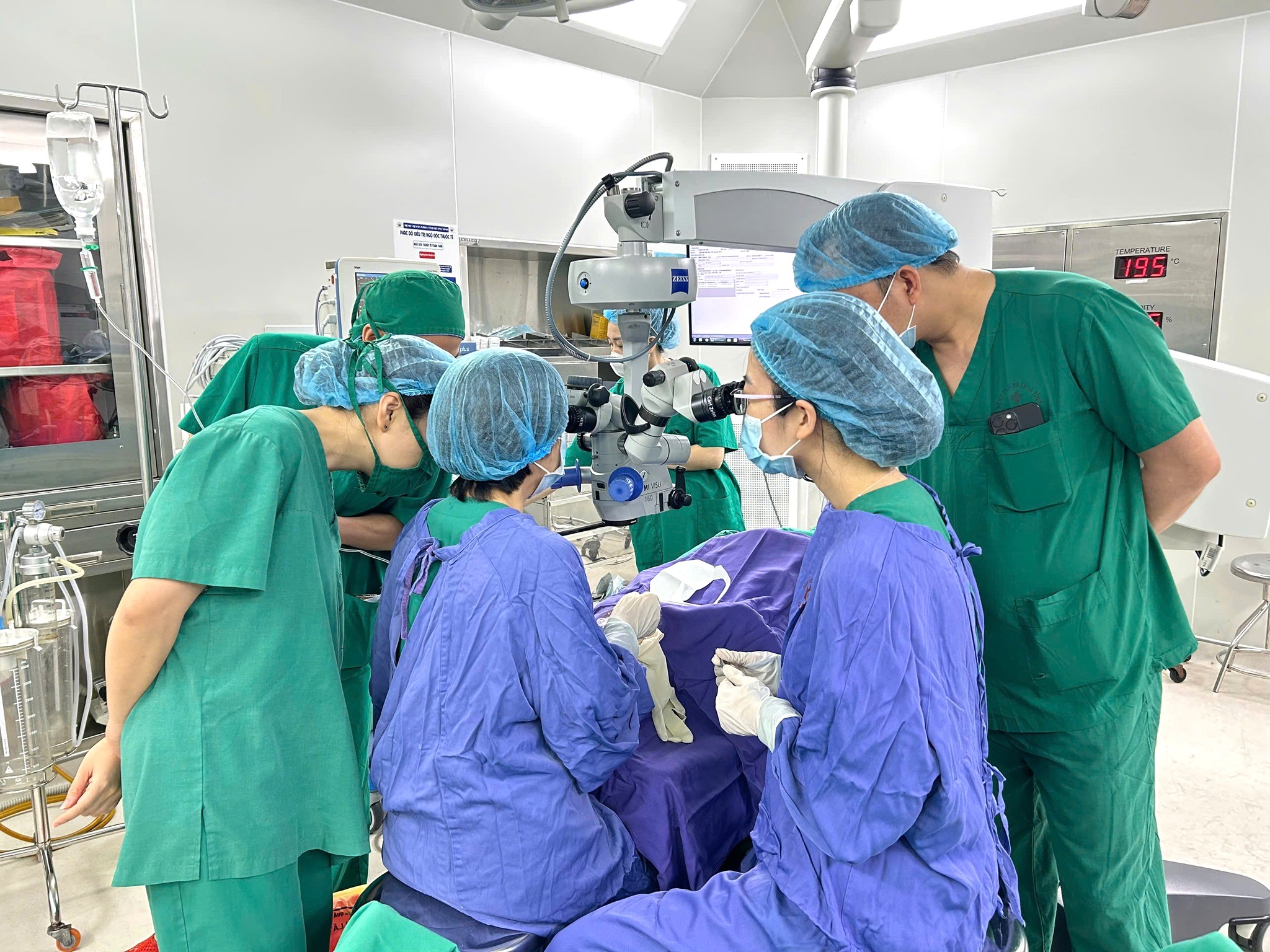 Lần đầu tiên ghép giác mạc từ người hiến chết não tại BVĐK Quảng Ninh- Ảnh 3.
